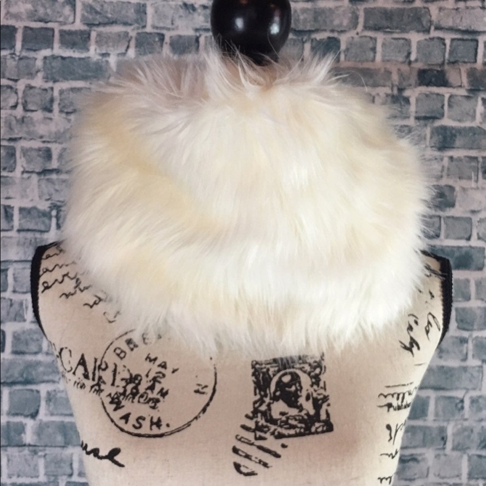 White fur scarf